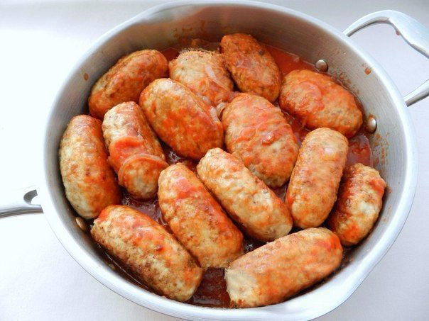 Диетические курино-гречневые котлеты в соусе
