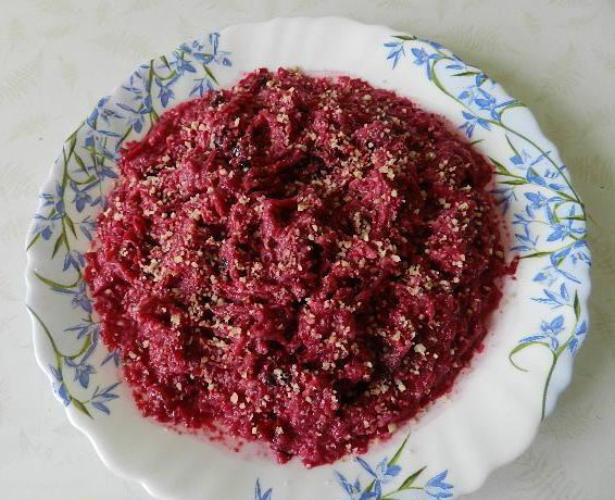 Салат со свеклой, черносливом и грецкими орехами