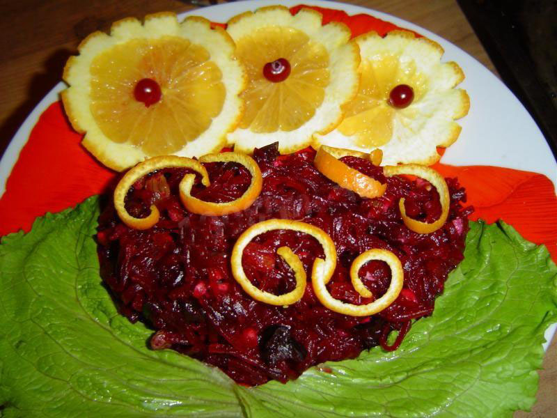 Салат из свеклы с изюмом и орехами