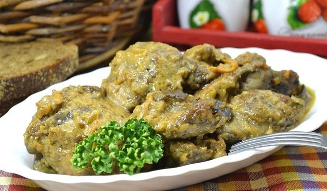 Куриная печень с овощами в сметанном соусе